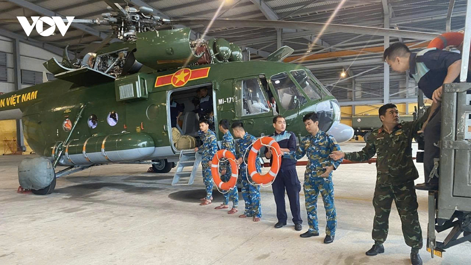 Tiếp tế hàng trăm phao cứu sinh hỗ trợ hai tỉnh Gia Lai và Đắk Lắk