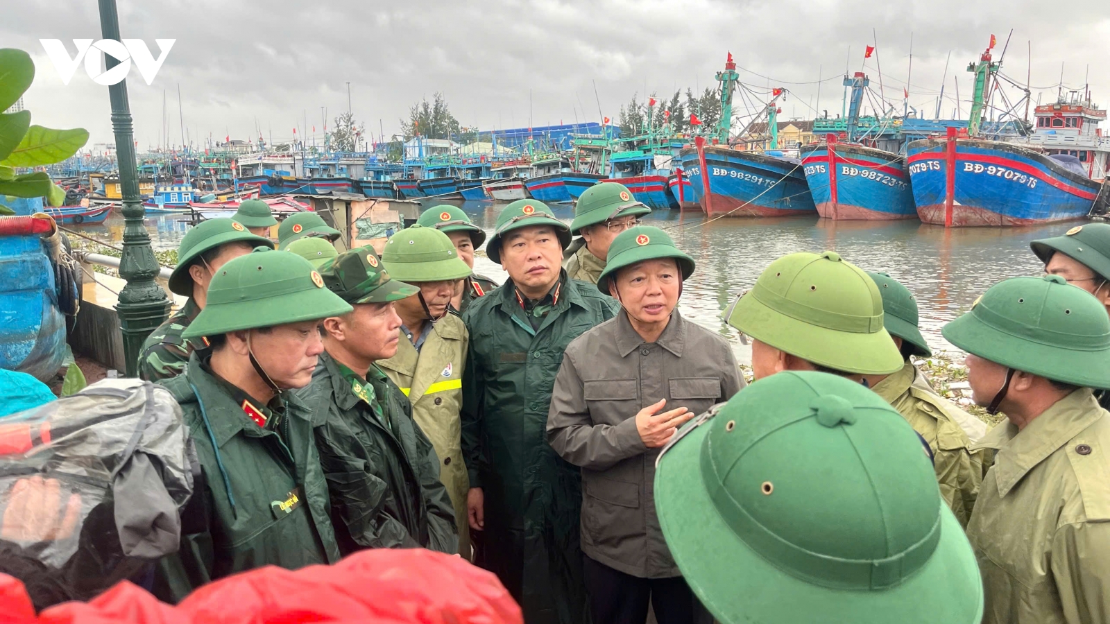 Phó Thủ tướng: Tuyệt đối không để người ở lại trên tàu thuyền khi bão số 13 đổ bộ