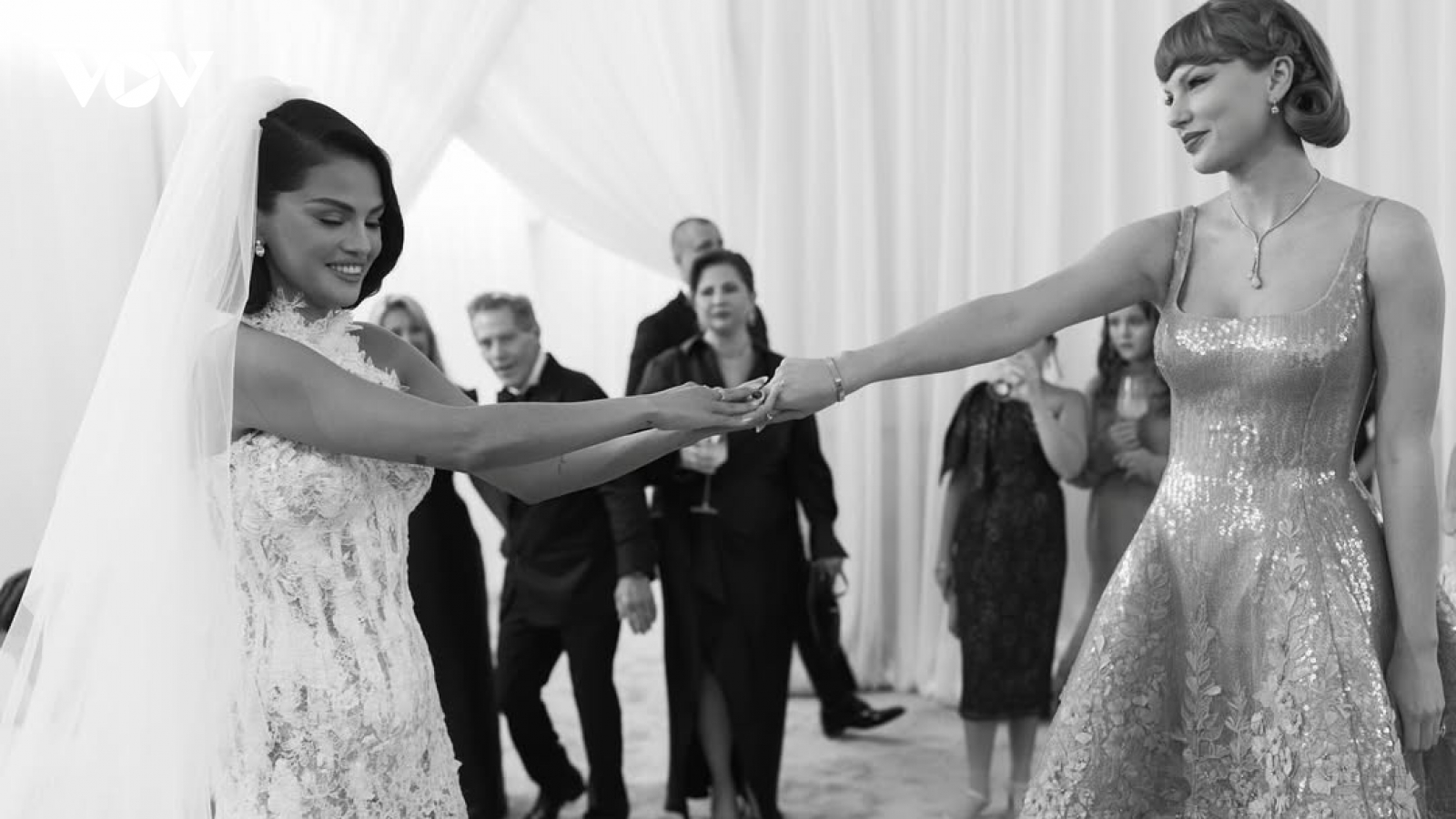 Taylor Swift nắm tay Selena Gomez đầy xúc động tại đám cưới