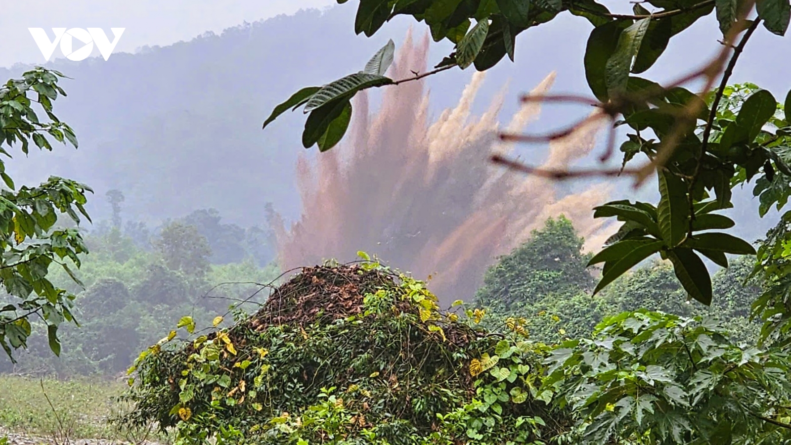 Sơ tán gần 200 người dân để xử lý bom "khủng" phát lộ sau mưa lũ ở Quảng Trị