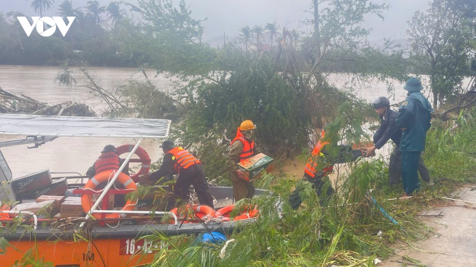Quân khu 5 vượt lũ, tiếp tế nhu yếu phẩm tới người dân xã Tuy An Bắc, tỉnh Đắk Lắk