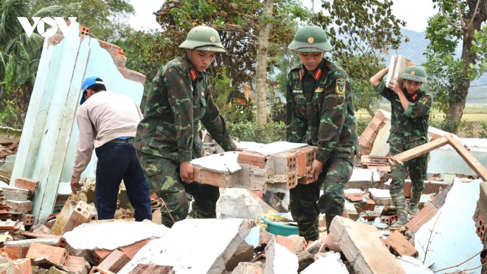 Quân khu 5 lập 80 đội công tác cấp tốc dựng lại nhà cho dân vùng lũ