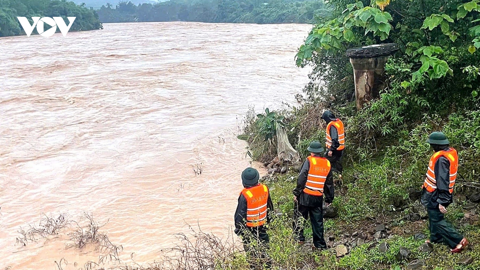 Khoảng 100 người tìm kiếm tài xế bị lũ cuốn trôi khi vượt cầu tràn ở Quảng Trị