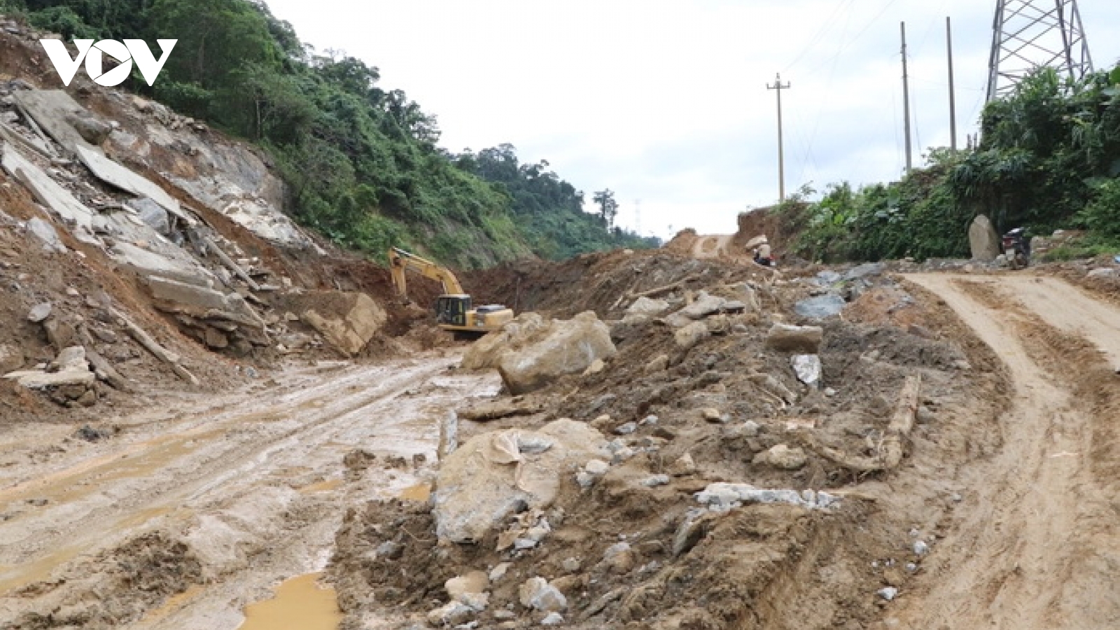 Sạt lở hàng trăm nghìn mét khối đất đá, Quốc lộ 14E bị chia cắt hơn 10 ngày