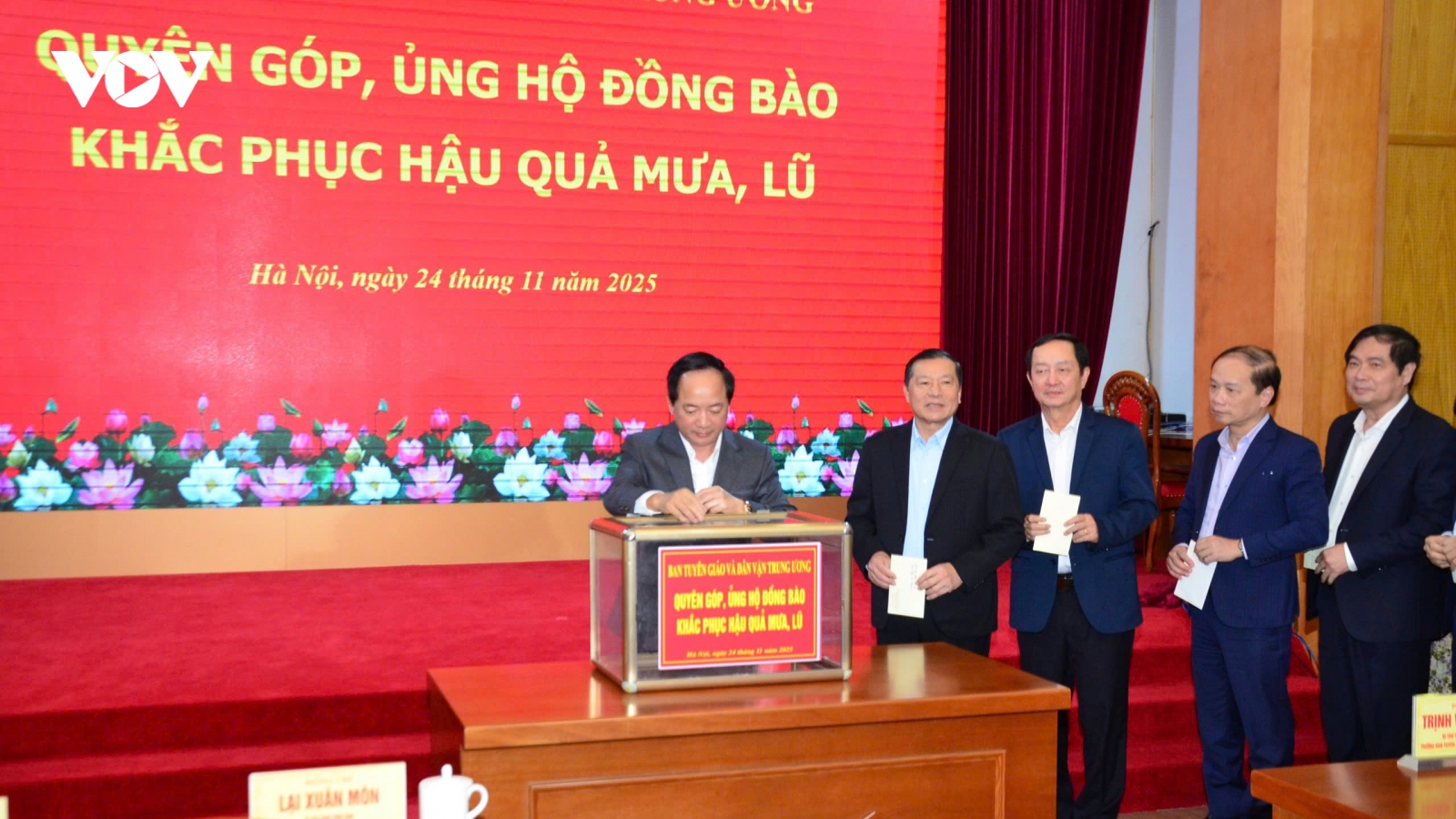 Ban Tuyên giáo và Dân vận Trung ương quyên góp ủng hộ đồng bào vùng lũ lụt