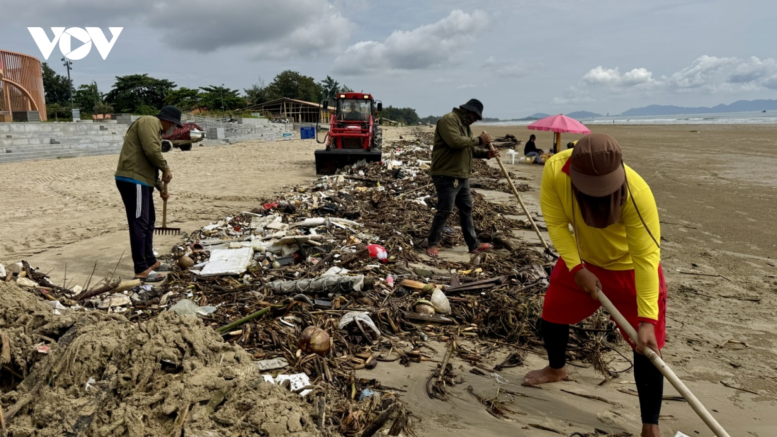 Rác đại dương tràn vào bờ biển ở Vũng Tàu chưa có dấu hiệu dừng lại