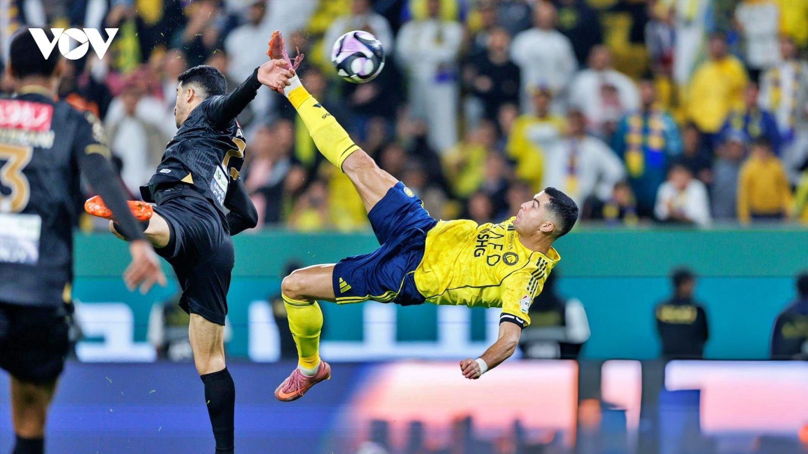 Ronaldo tái hiện siêu phẩm "ngả bàn đèn", tiếp tục chinh phục cột mốc lịch sử