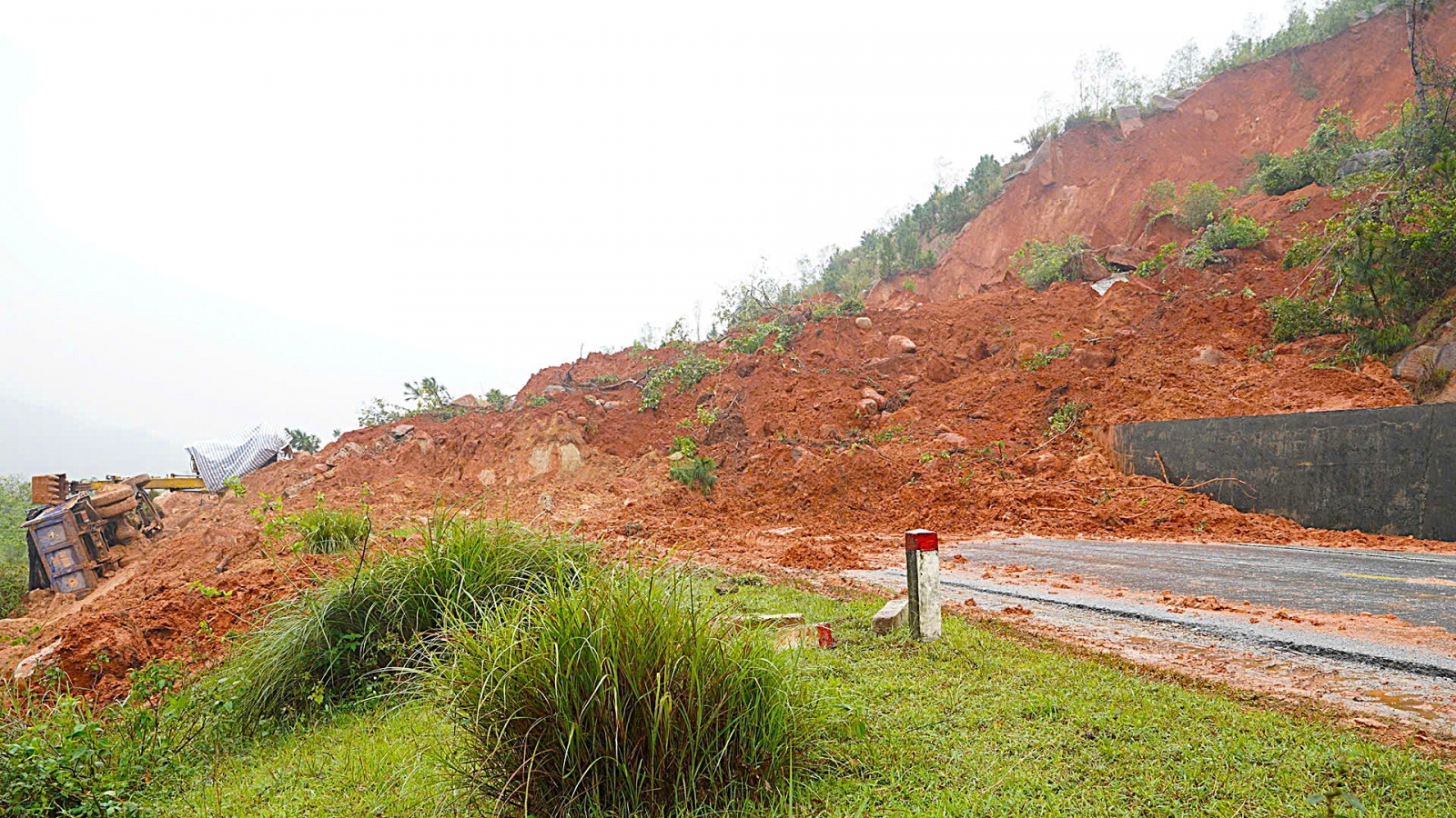 Sạt lở đất tại Hà Tĩnh gây cản trở giao thông và thiệt hại lớn