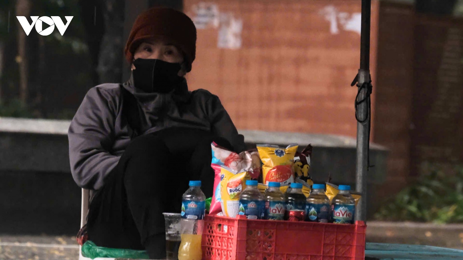 Người Hà Nội chen chân trên đường, co ro trong mưa rét