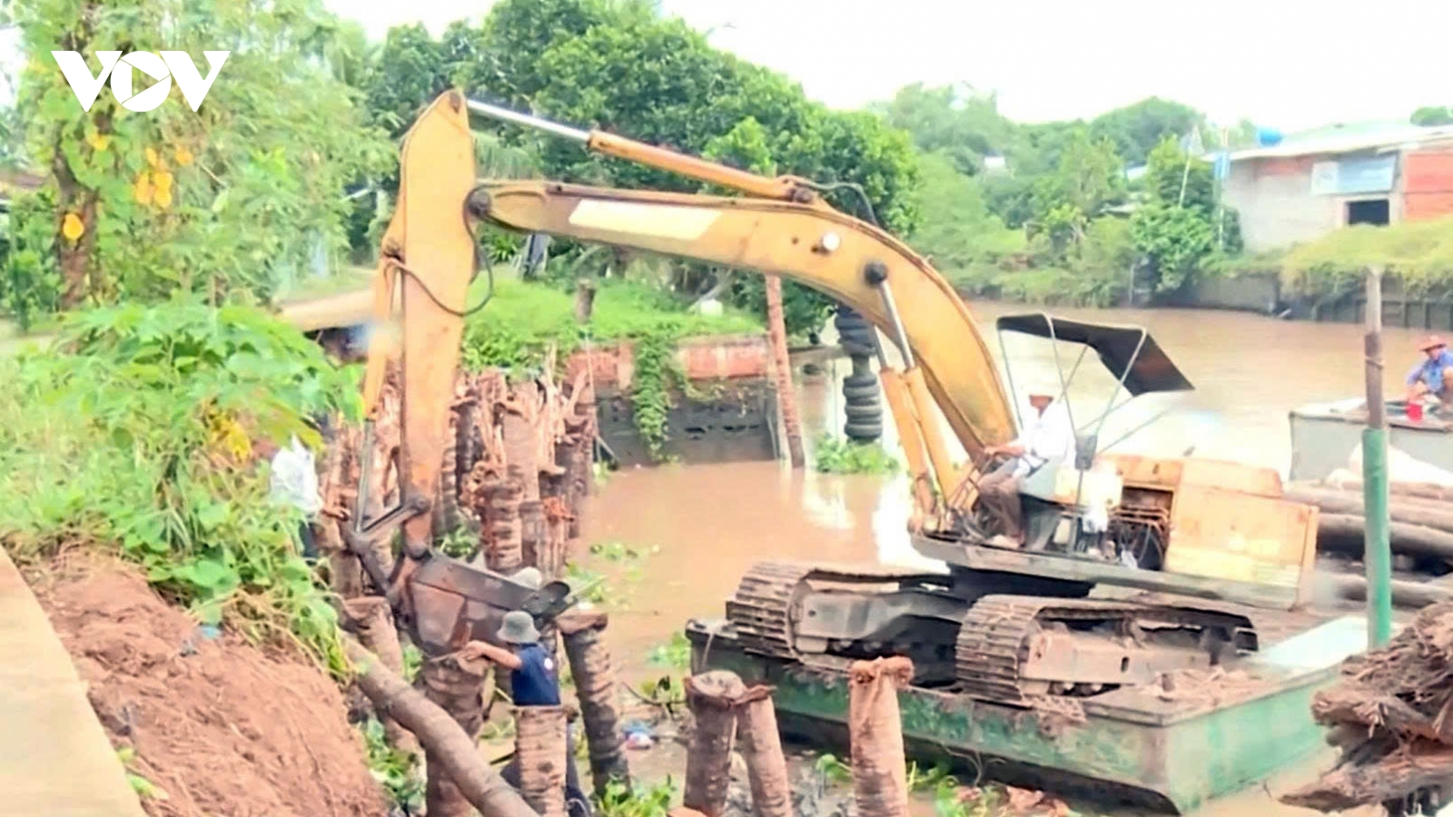 Triều cường gây sạt lở, uy hiếp bờ bao, giao thông và trường học tại Vĩnh Long