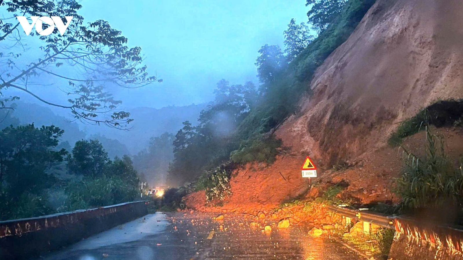 Khắc phục sạt lở, đảm bảo giao thông đường Hồ Chí Minh