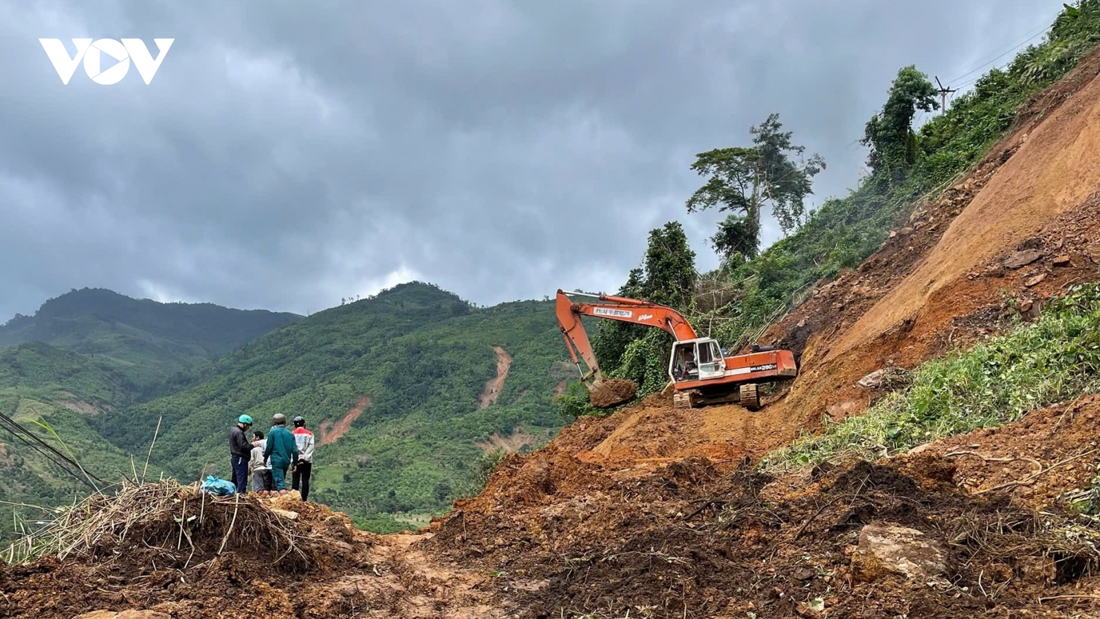 Khánh Hòa: Thôn Bậc Rây 1 vẫn cô lập, tiếp tế phải gùi bộ vượt sạt lở