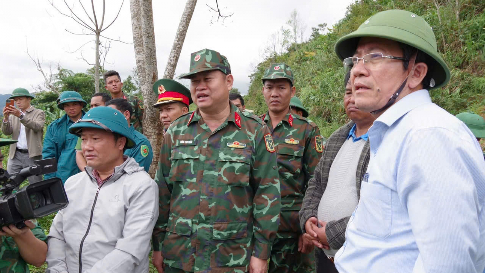 Khu vực sạt lở ở Đà Nẵng tiếp tục dịch chuyển, chưa thể tìm kiếm người mất tích