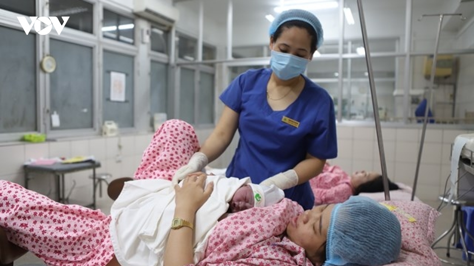 Thưởng khuyến khích sinh con có thể kéo tỷ lệ sinh tăng lên?