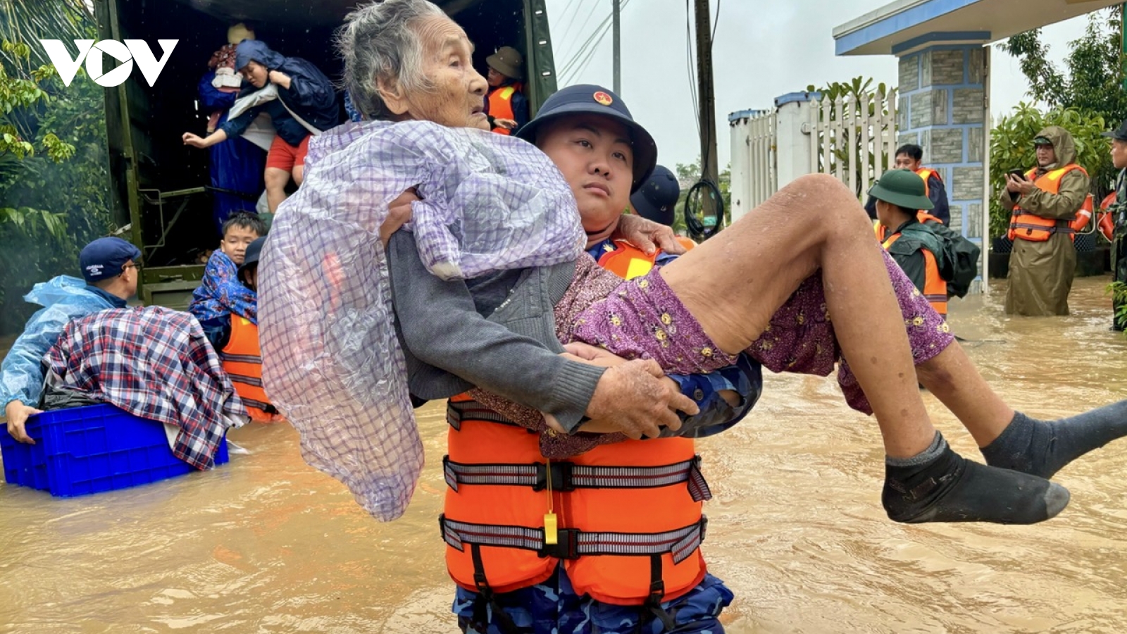 Cán bộ, chiến sĩ Cảnh sát biển sơ tán người dân Khánh Hoà khỏi nơi nguy hiểm