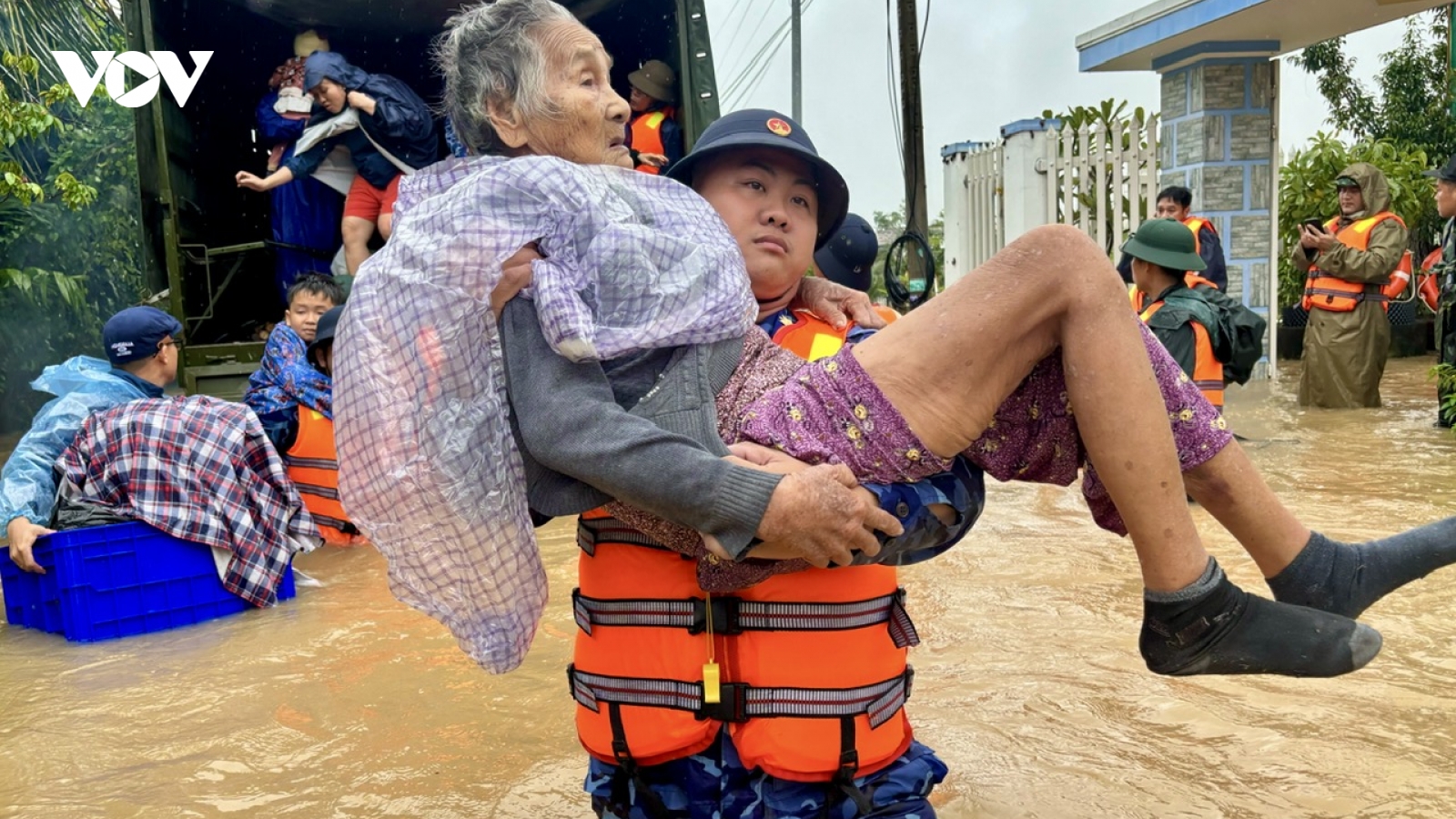 Cán bộ, chiến sĩ Cảnh sát biển sơ tán người dân Khánh Hoà khỏi nơi nguy hiểm