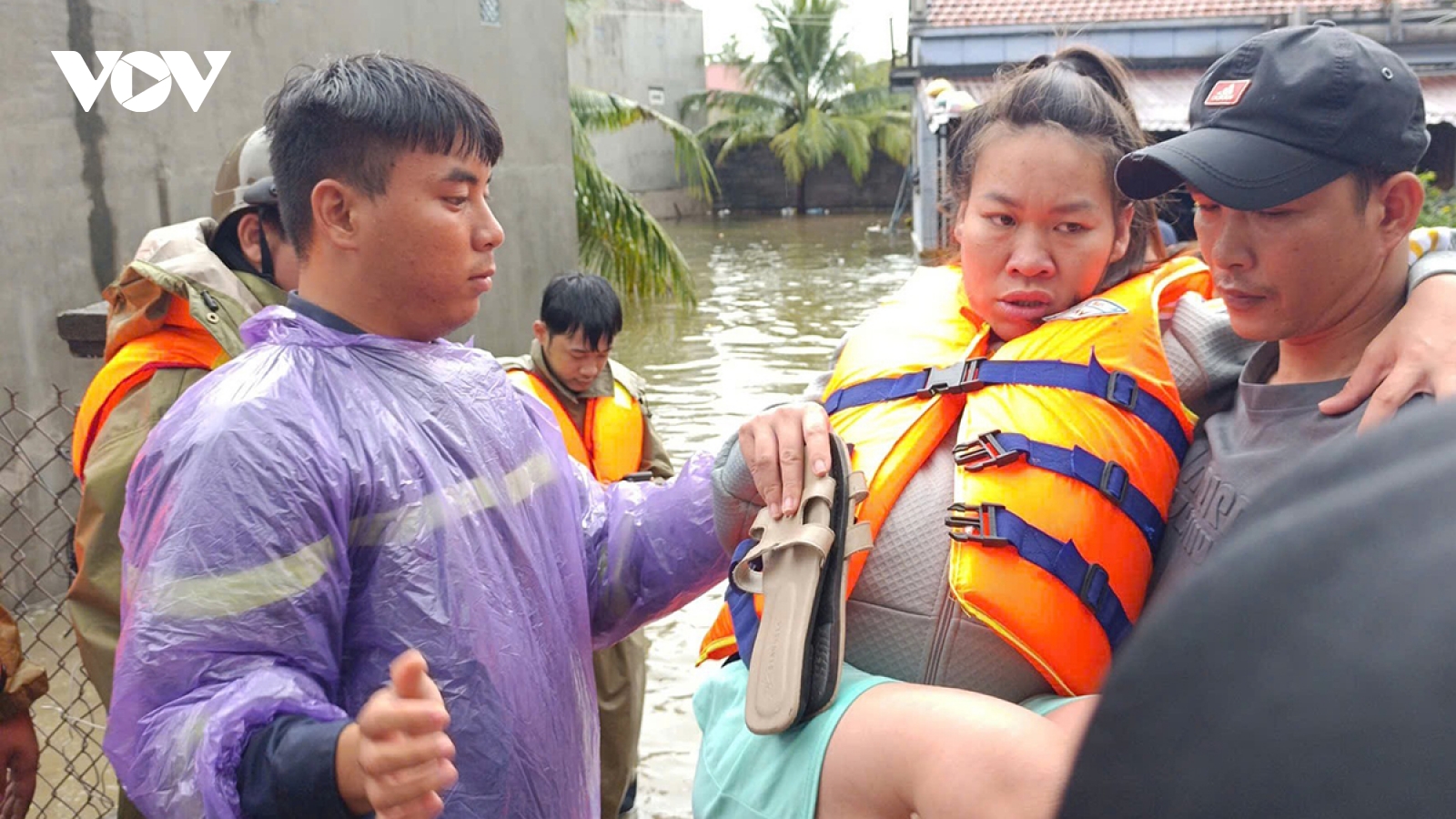 Khánh Hòa: Huy động lực lượng đưa dân ra khỏi vùng lũ nguy hiểm