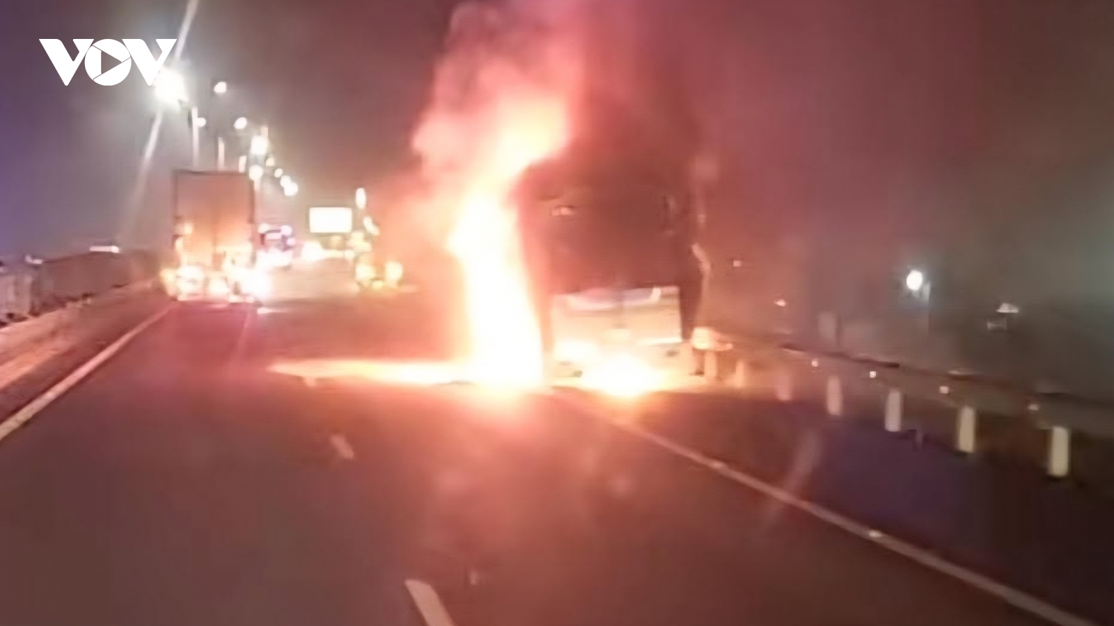Đồng Tháp: Rạng sáng liên tiếp xảy ra va chạm chết người và cháy ô tô trên cao tốc