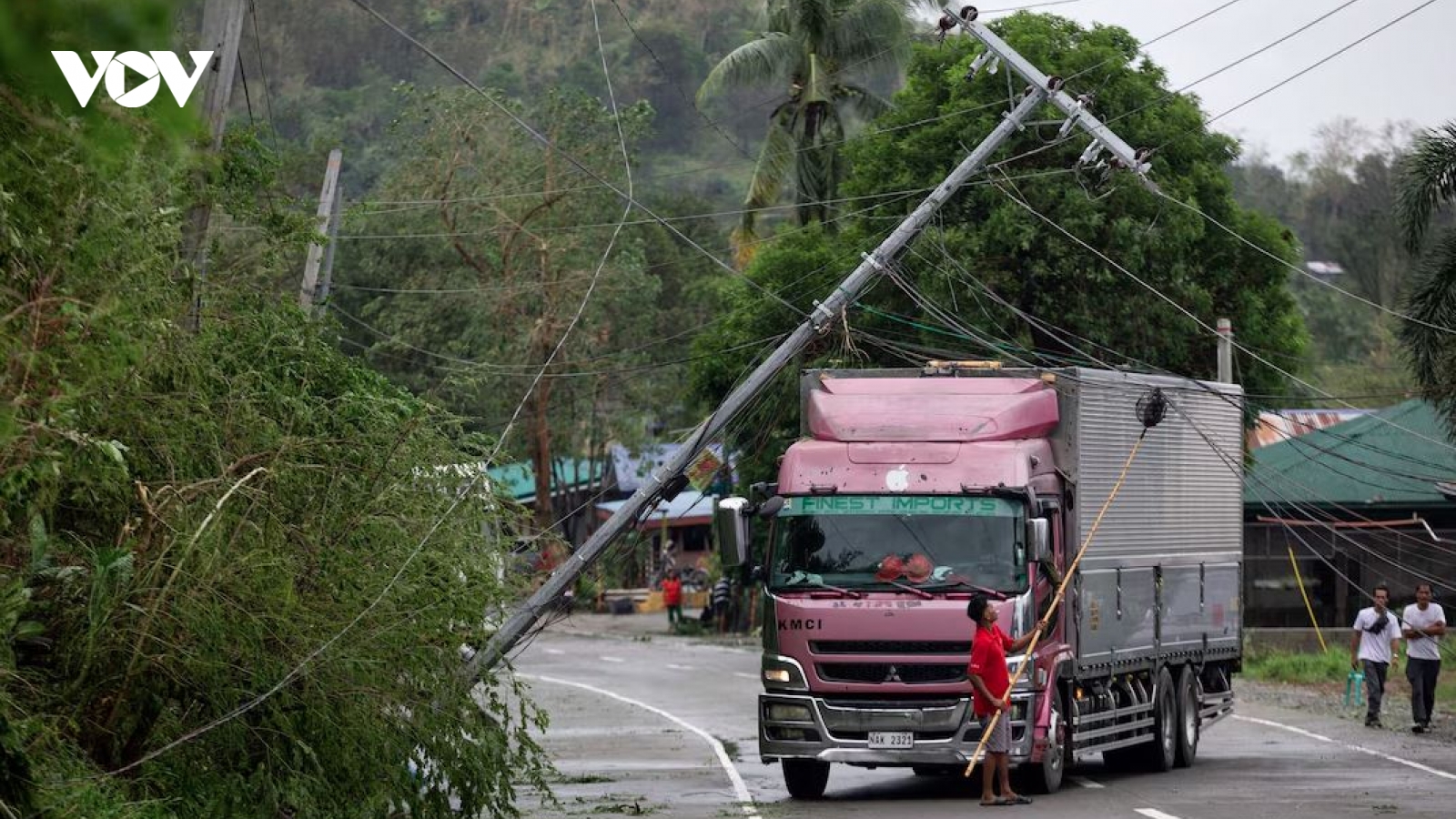 Bão Fung-wong đổ bộ Philippines khiến 1 triệu người phải sơ tán, nhà cửa hư hại