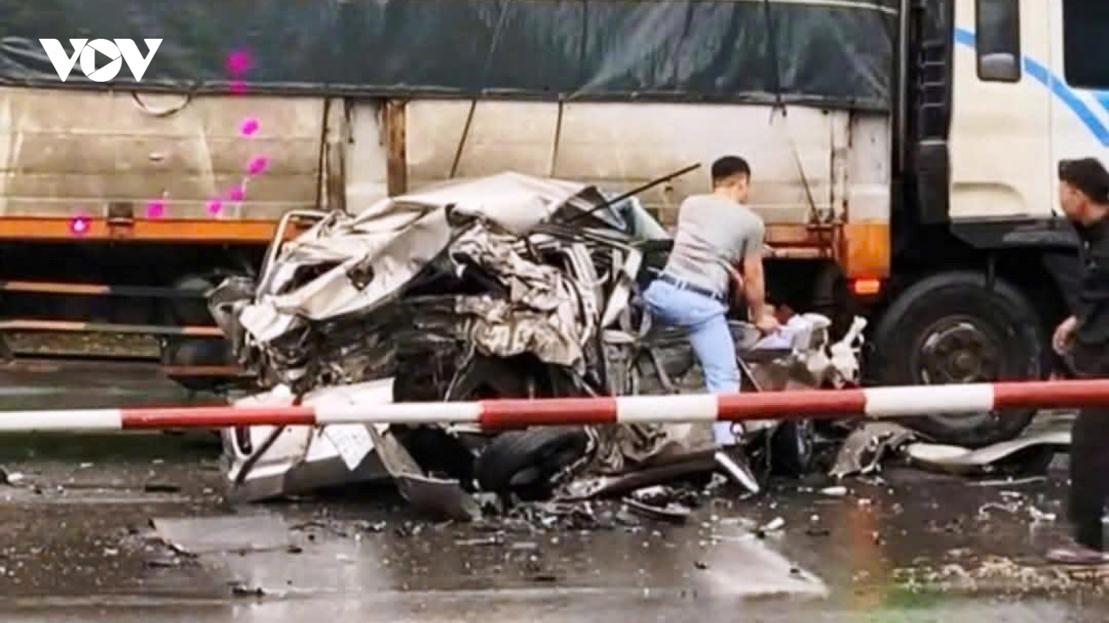 Xe con bẹp dúm ở Ninh Bình, tài xế sống sót thần kỳ