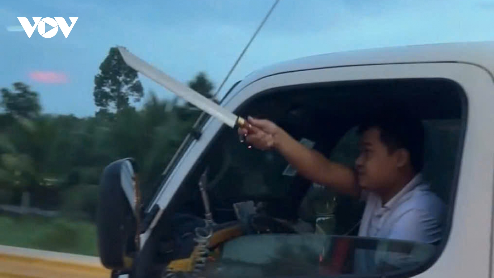 Xử lý tài xế vừa điều khiển phương tiện vừa múa dao tại Đồng Tháp