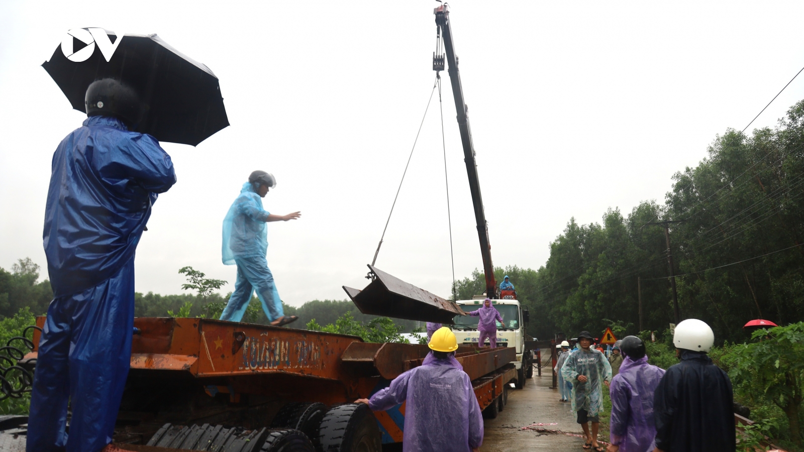 Làm cầu tạm, khắc phục tình trạng bị chia cắt 316 hộ dân do sập cầu Cây Sung