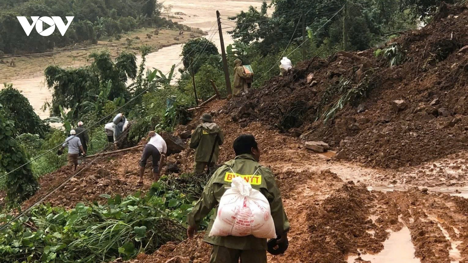 Cõng gạo cứu trợ đồng bào bị cô lập tại miền núi