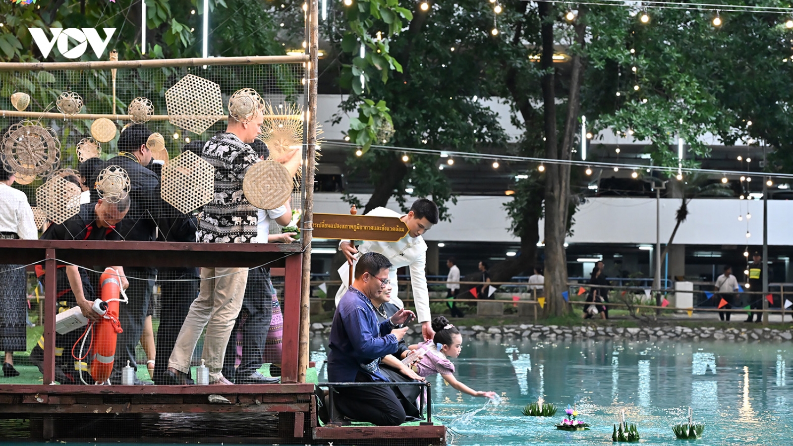 Thái Lan tổ chức Loy Krathong 2025 tưởng nhớ Hoàng Thái hậu Sirikit