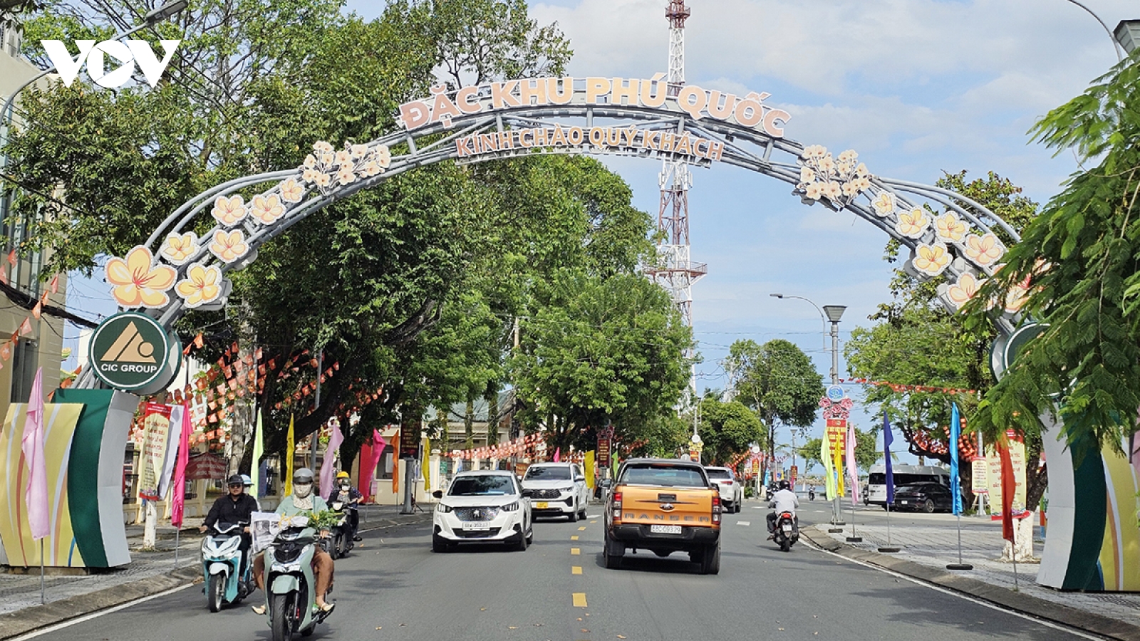 Phú Quốc: Tháo dỡ bảng quảng cáo, mái che, hàng rào ra khỏi lòng đường, vỉa hè