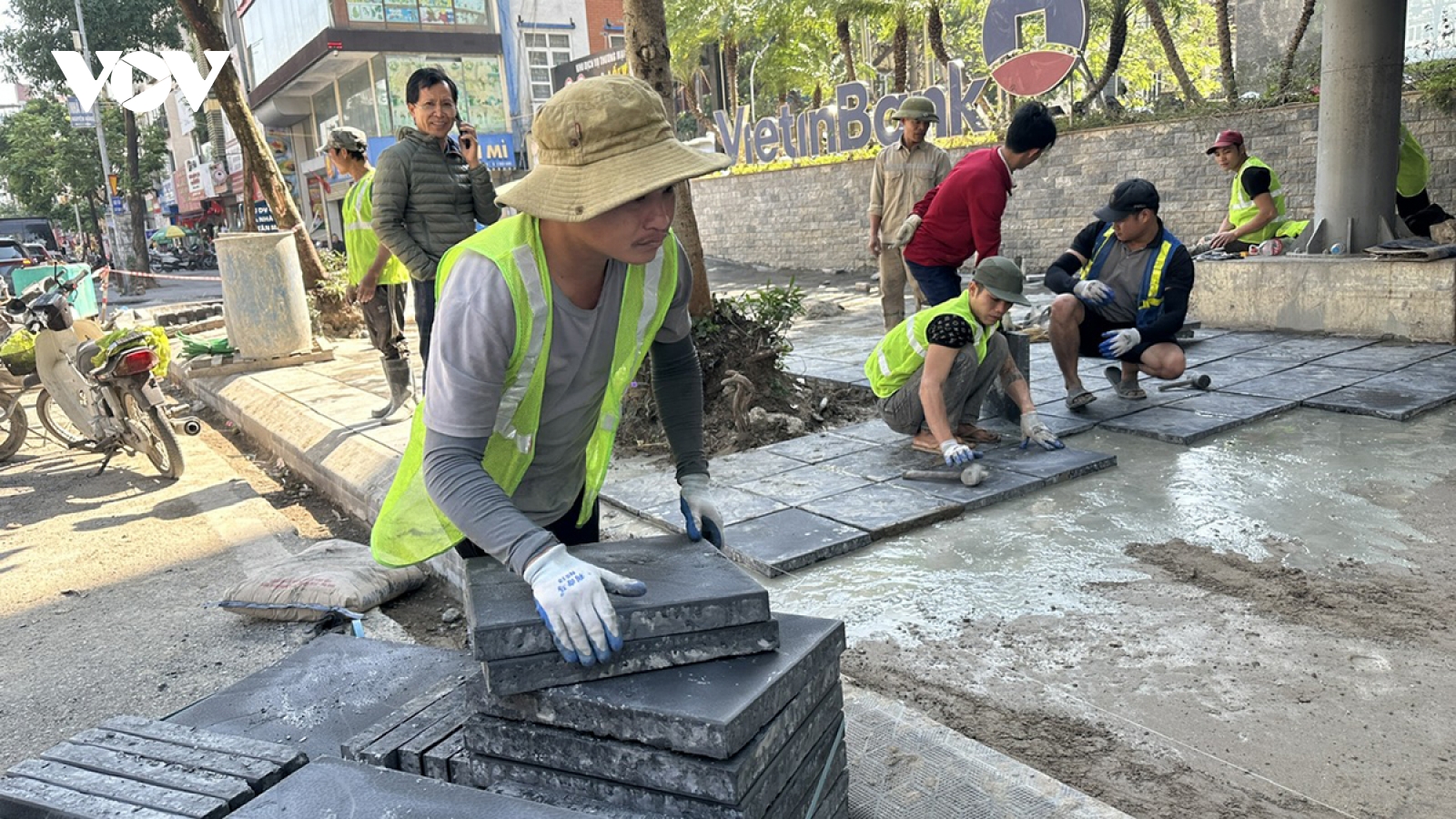 Hà Nội kiểm tra thi công lát vỉa hè sau phản ánh gây ô nhiễm
