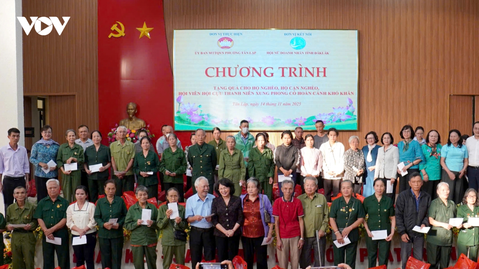 Nguyên lãnh đạo TP.HCM trao kinh phí hỗ trợ khắc phục bão số 13 tại Đắk Lắk