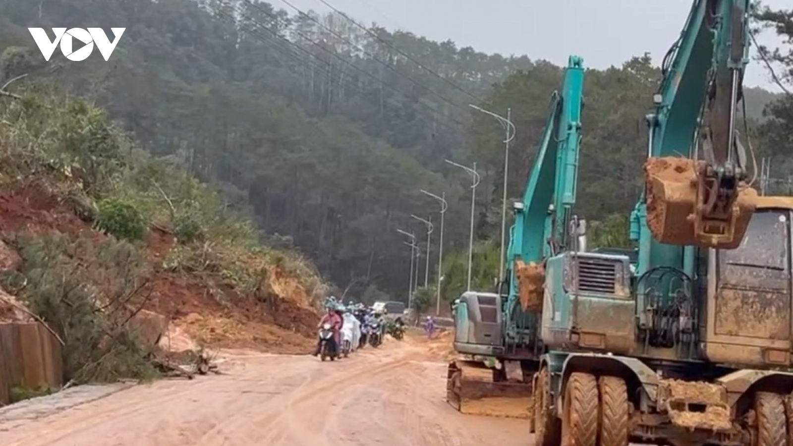 Quảng Ngãi thông xe bước một các điểm sạt lở nghiêm trọng trên các quốc lộ