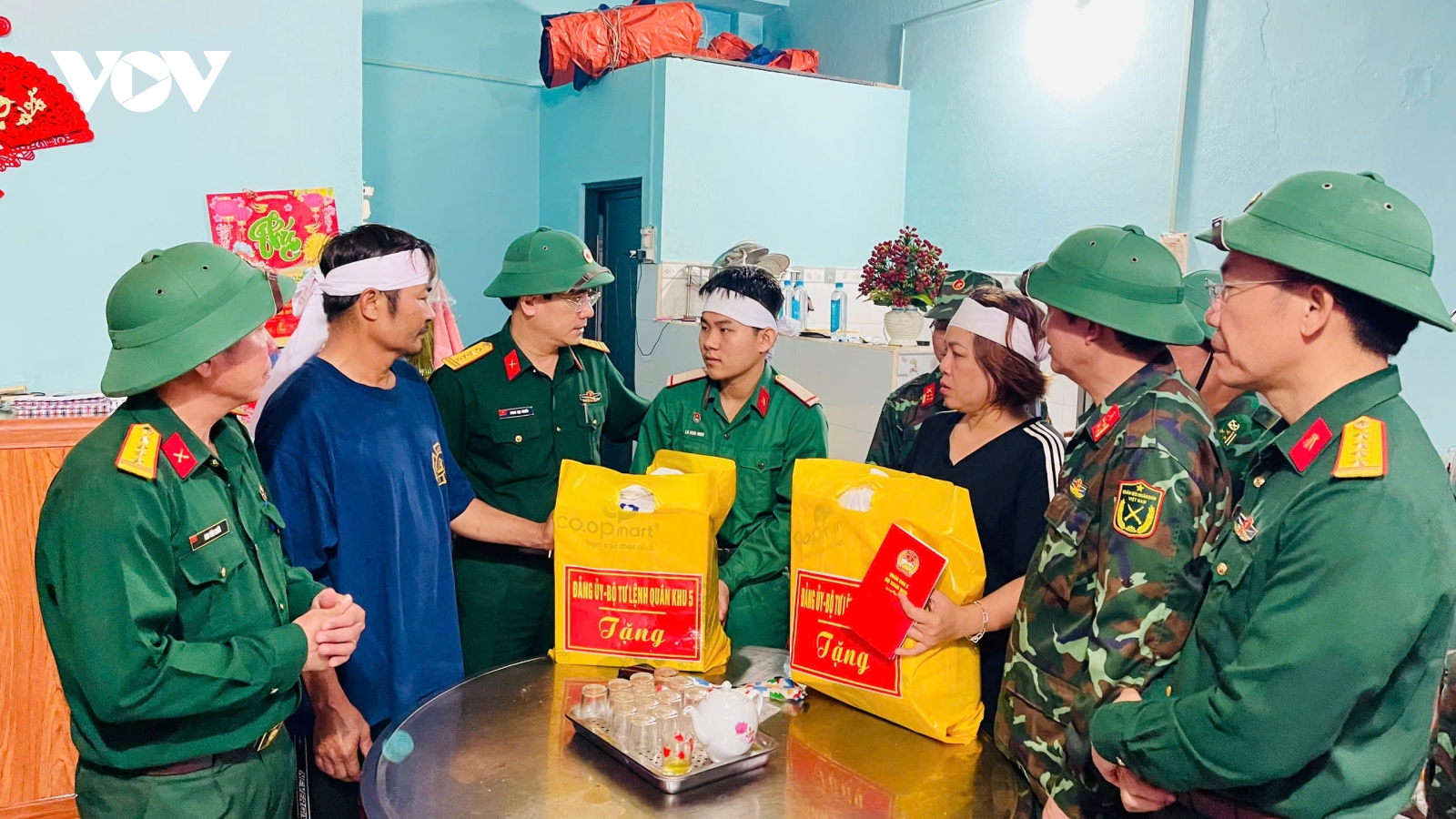 Quân khu 5 thăm hỏi, động viên gia đình người tử nạn do sạt lở đất