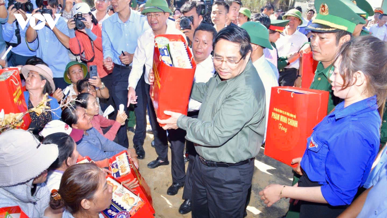 Thủ tướng thăm, động viên người dân, doanh nghiệp gặp bão lũ tại Gia Lai