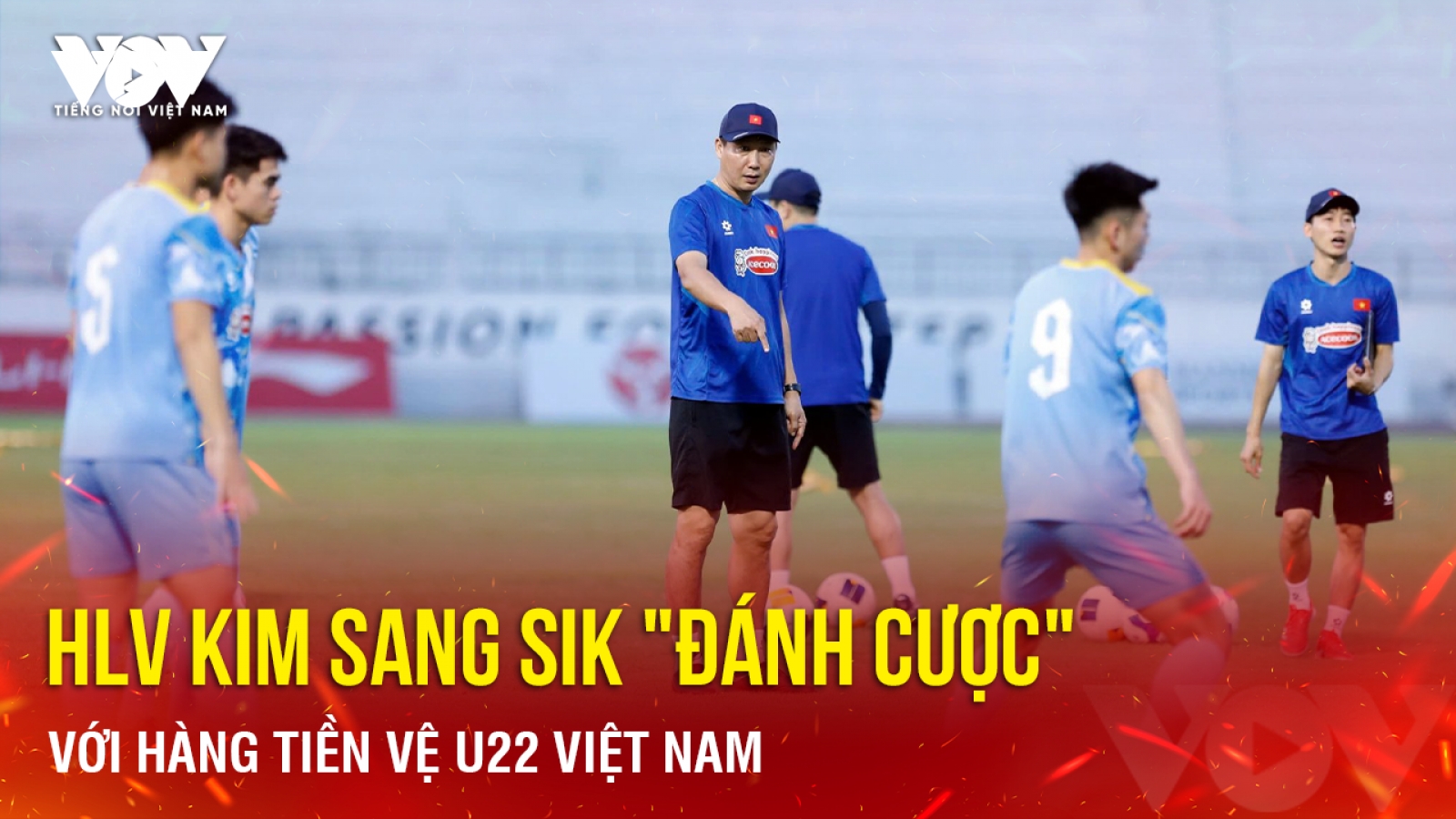 Tin bóng đá 30-11: HLV Kim Sang Sik "đánh cược" với hàng tiền vệ U22 Việt Nam