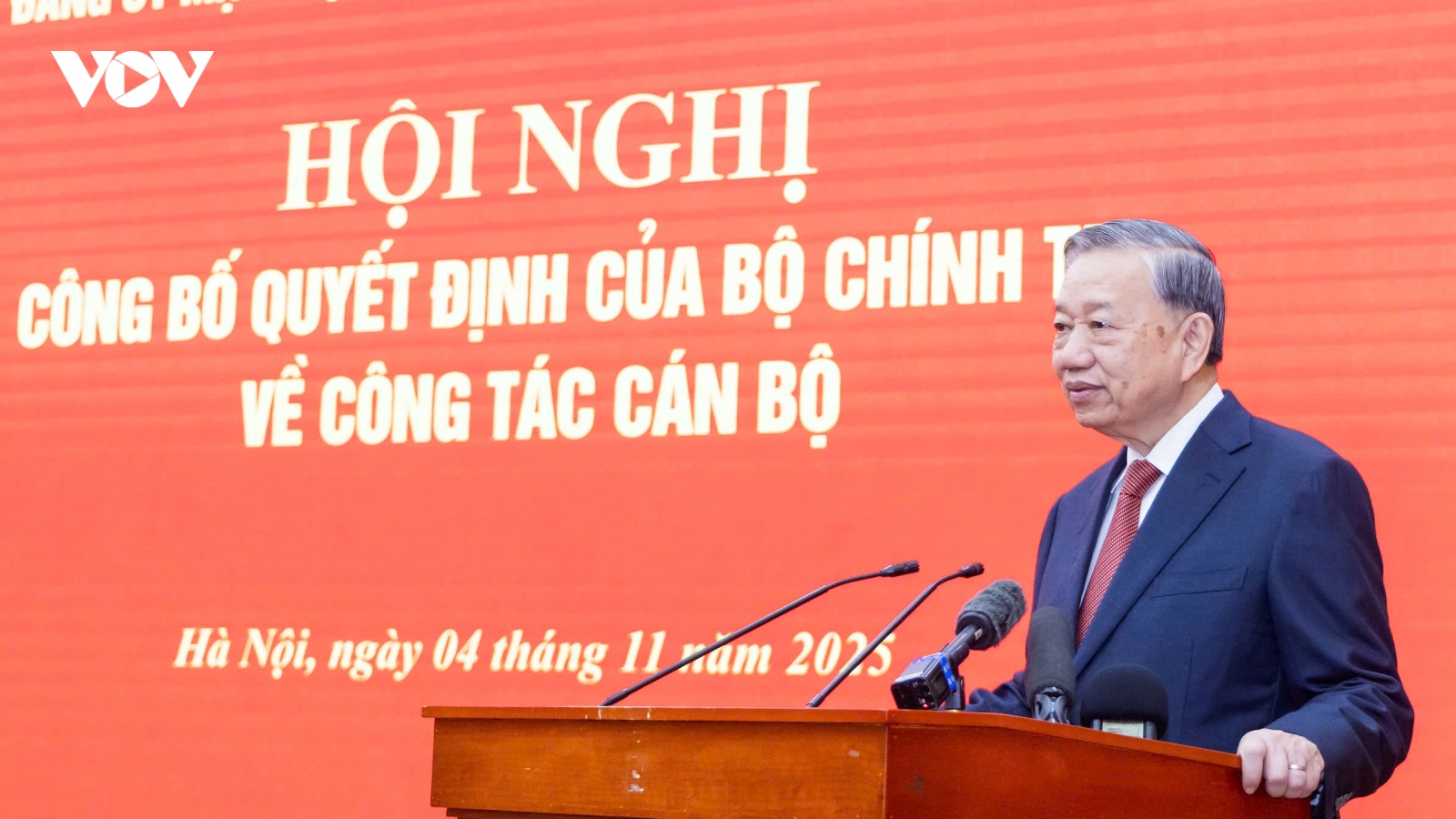 Tổng Bí thư Tô Lâm trao các quyết định của Bộ Chính trị về công tác cán bộ