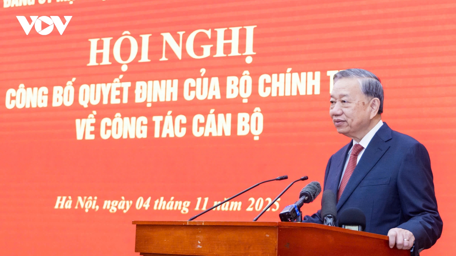 Tổng Bí thư Tô Lâm trao các quyết định của Bộ Chính trị về công tác cán bộ