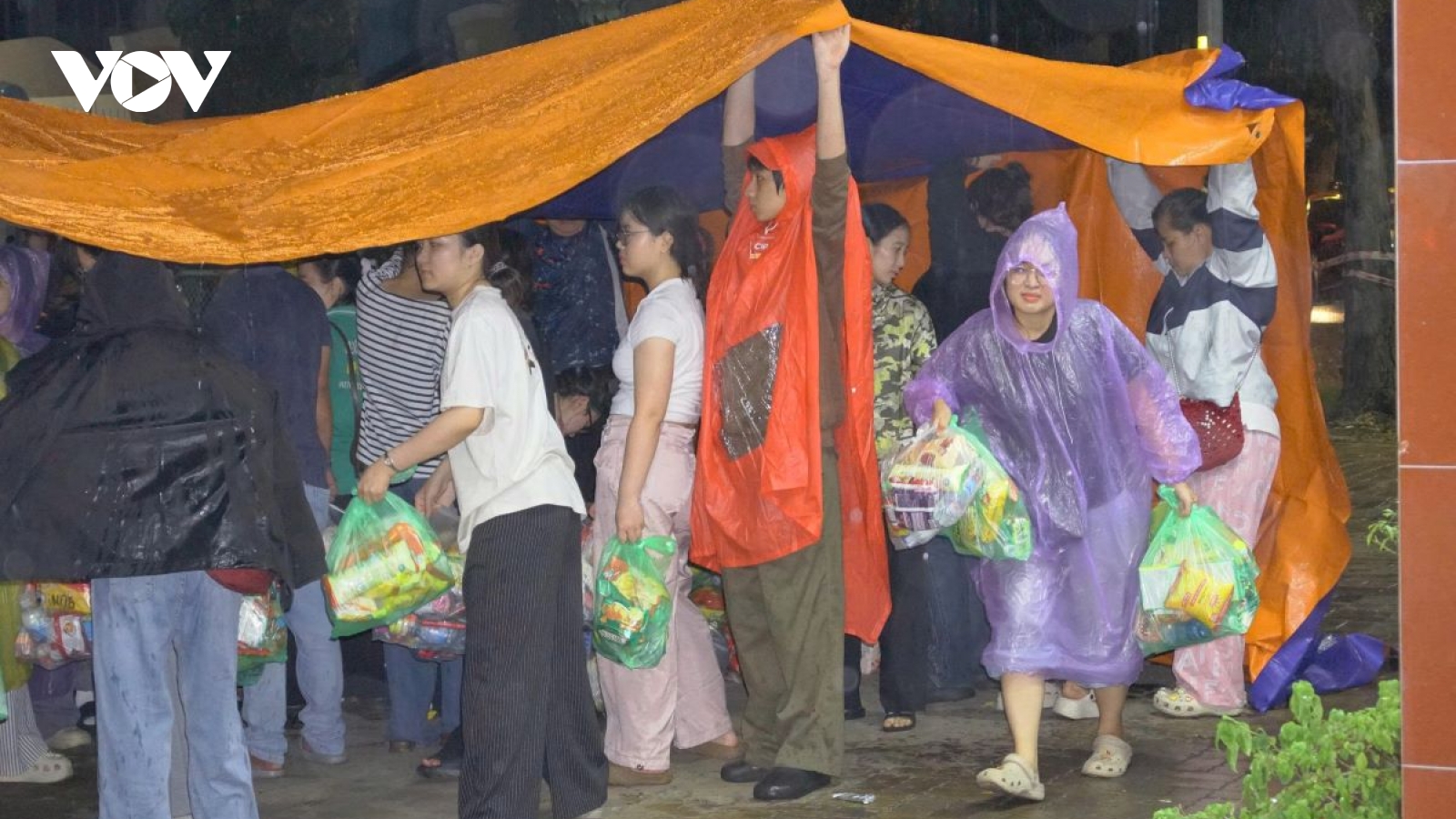 Chung tay hỗ trợ các địa phương gượng dậy sau bão lũ