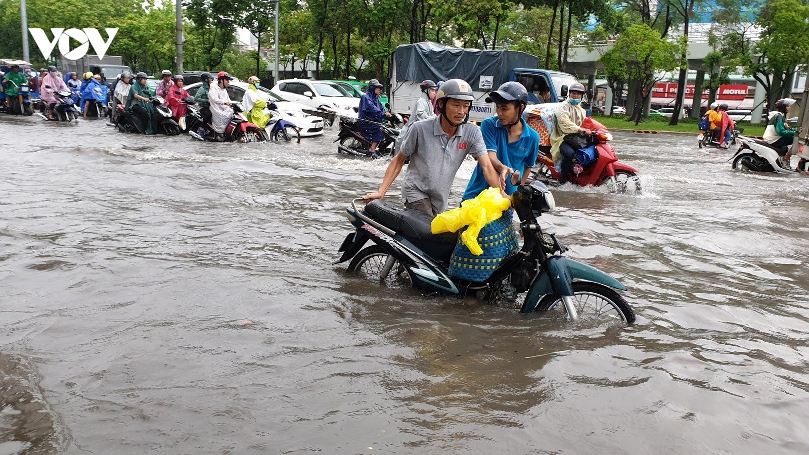 Triều cường tại TP.HCM đạt đỉnh, nước lũ sông Đồng Nai đang lên