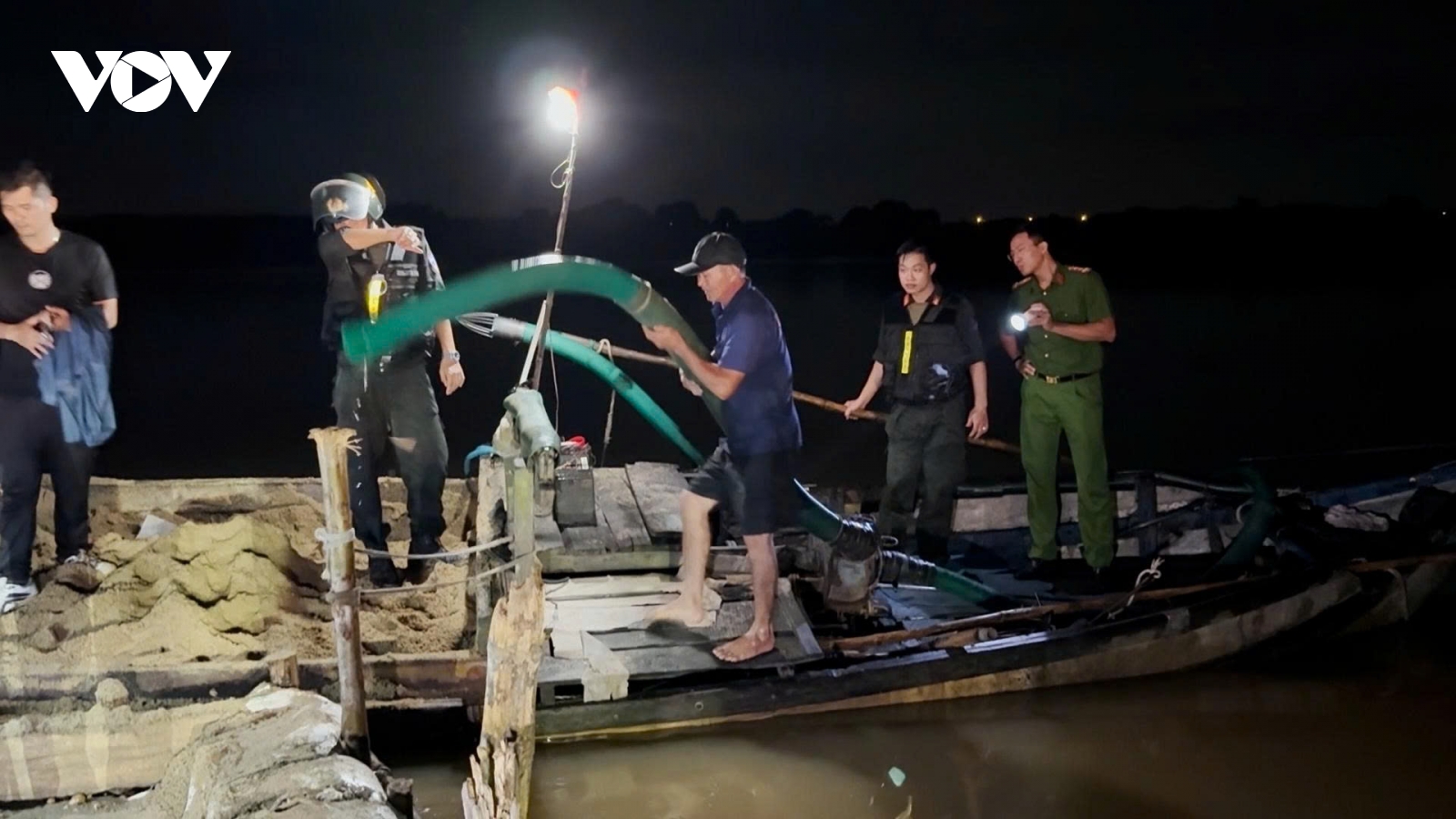 Triệt phá đường dây khai thác cát trái phép trên sông Trà Khúc lúc nửa đêm