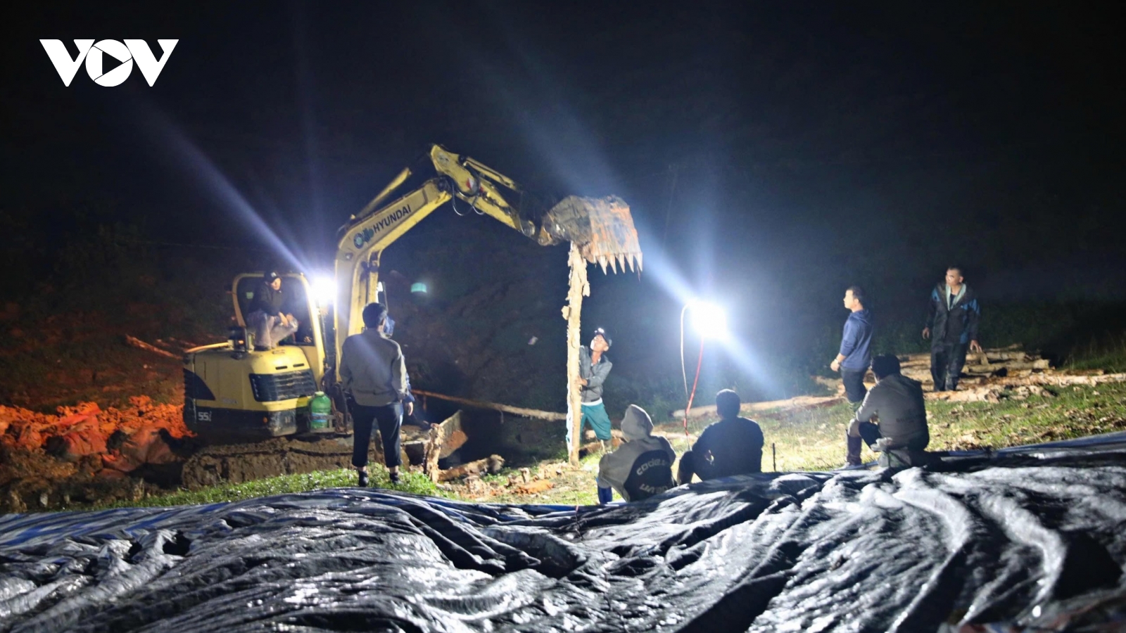 Lâm Đồng căng mình xuyên đêm cứu hồ Cay An trước nguy cơ vỡ đập