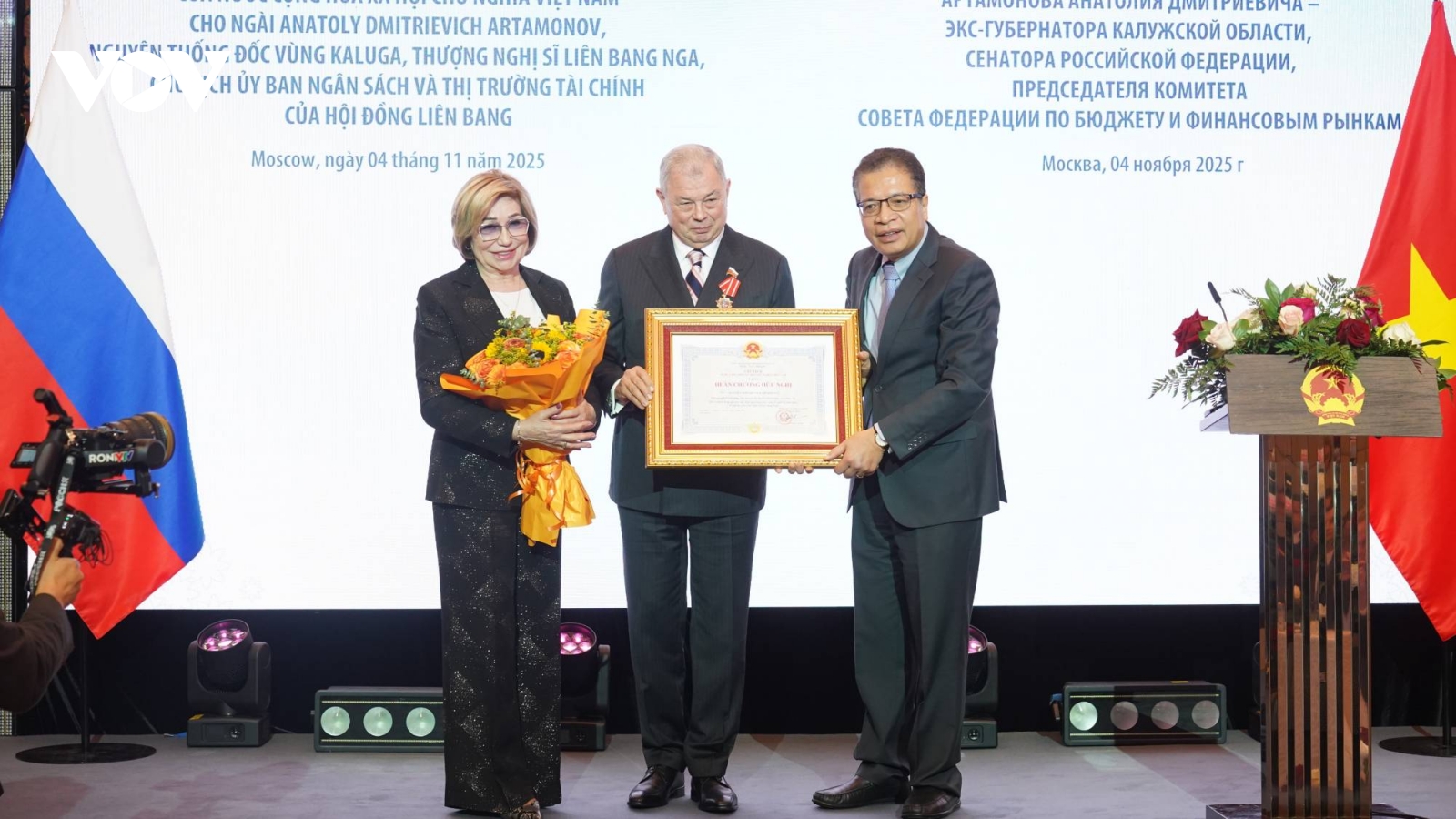 Trao tặng Huân chương Hữu nghị cho người bạn Nga của Việt Nam