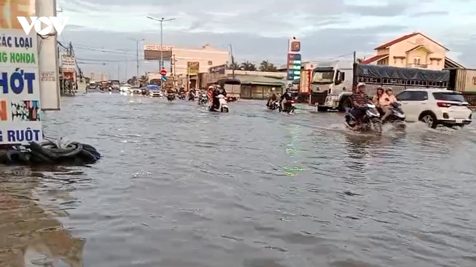 Vĩnh Long thiệt hại nặng nề do triều cường