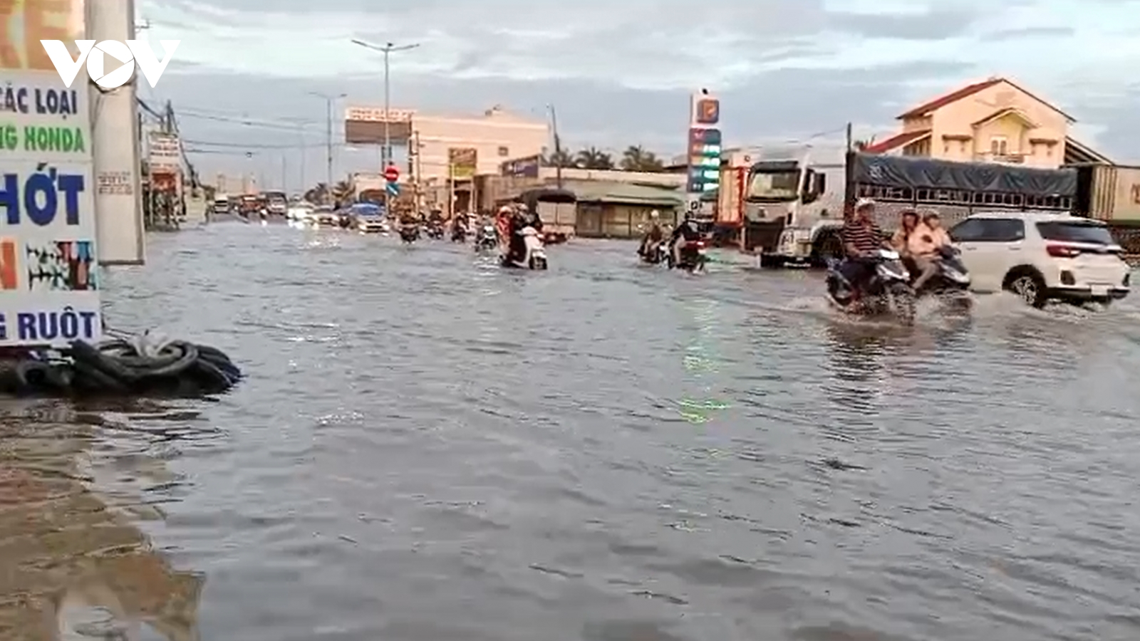 Vĩnh Long thiệt hại nặng nề do triều cường
