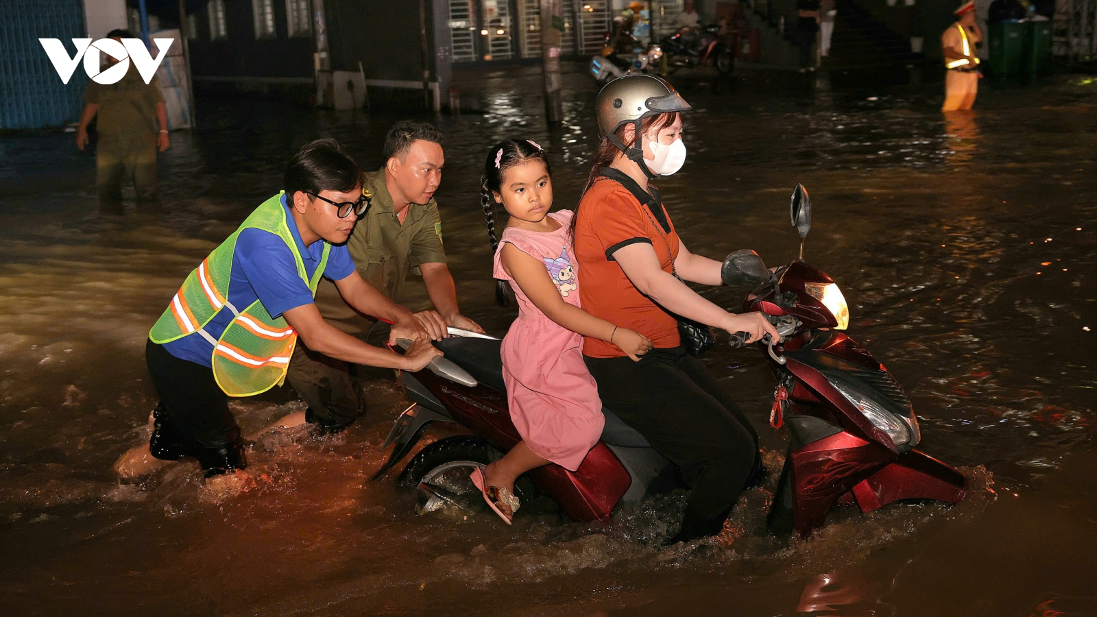 Người dân Cần Thơ chật vật vì triều cường dâng cao kỷ lục