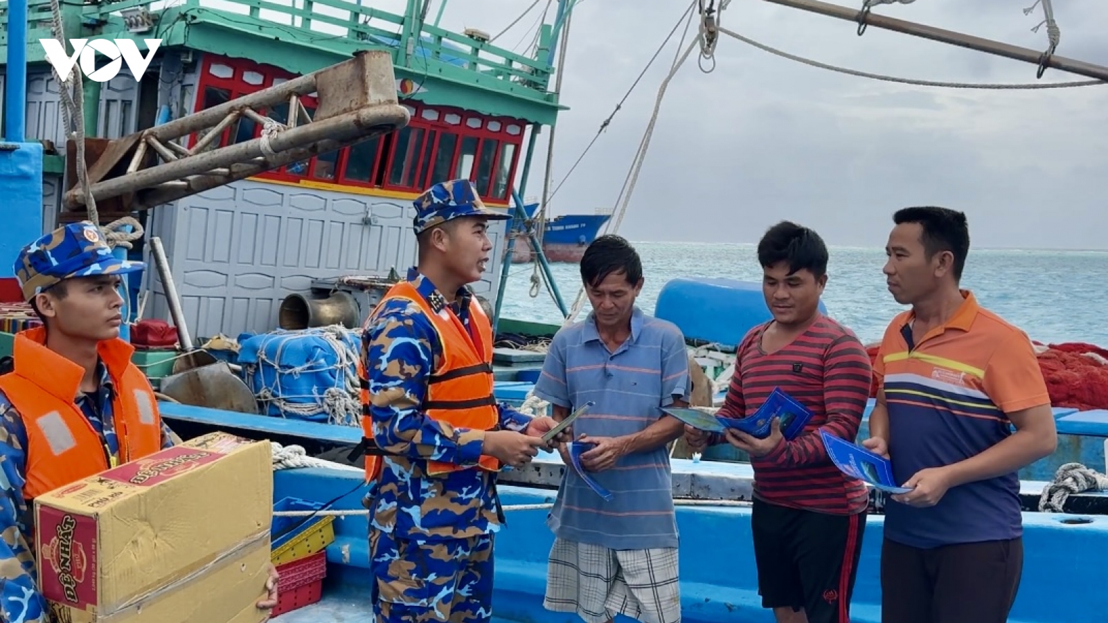 Đặc khu Trường Sa hỗ trợ 200 tàu cá với 2.500 ngư dân vào tránh bão số 15