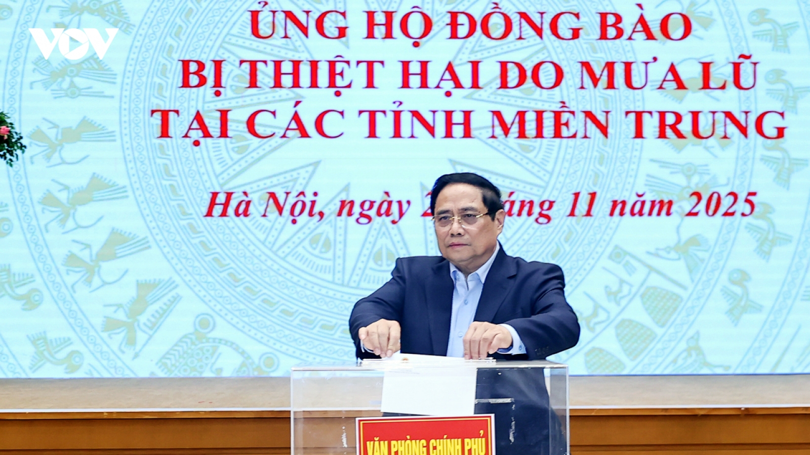 Thủ tướng Phạm Minh Chính quyên góp ủng hộ đồng bào vùng lũ lụt