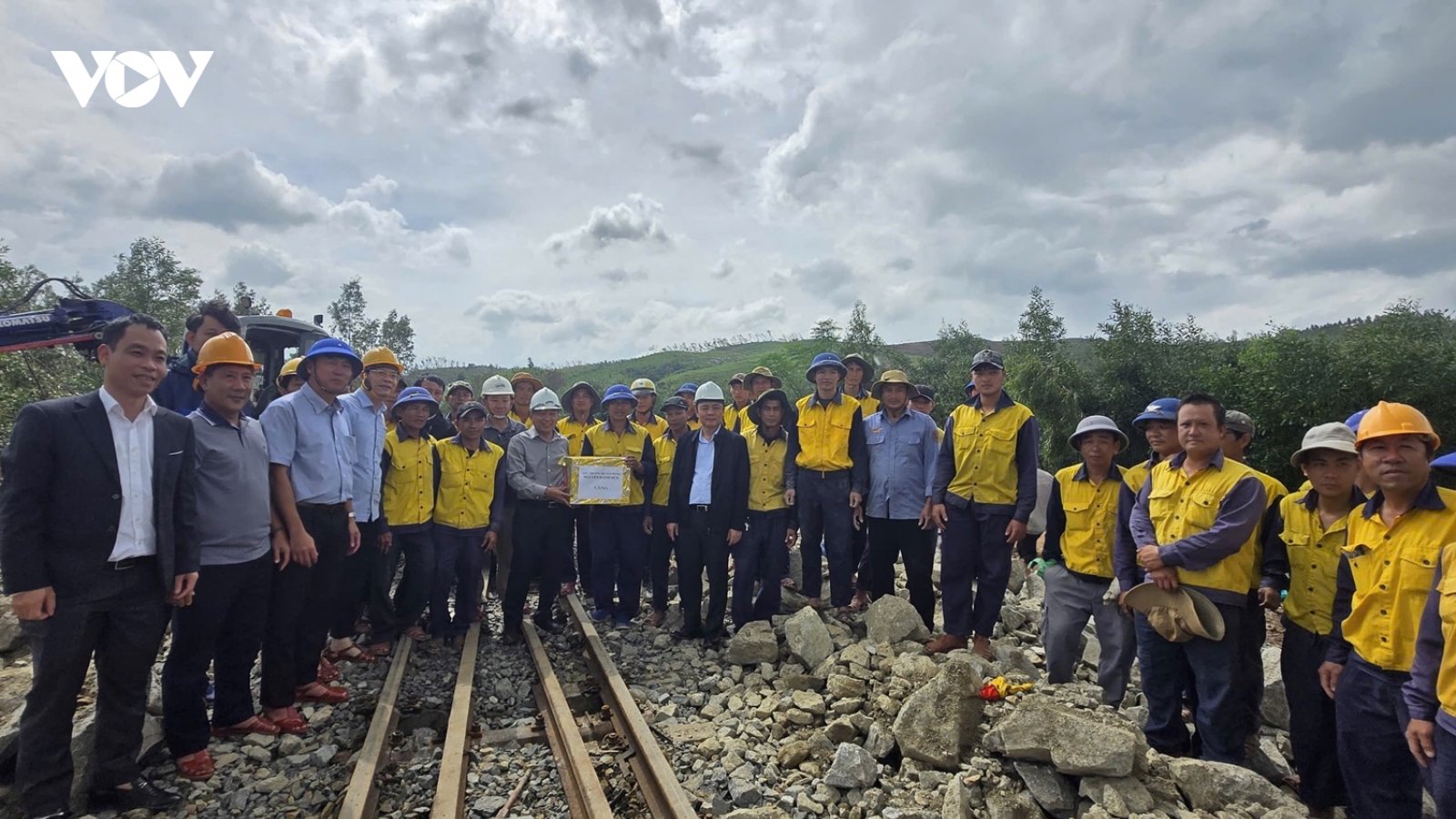 Thông tuyến đường sắt Bắc - Nam sau nhiều ngày "tê liệt" do mưa lũ