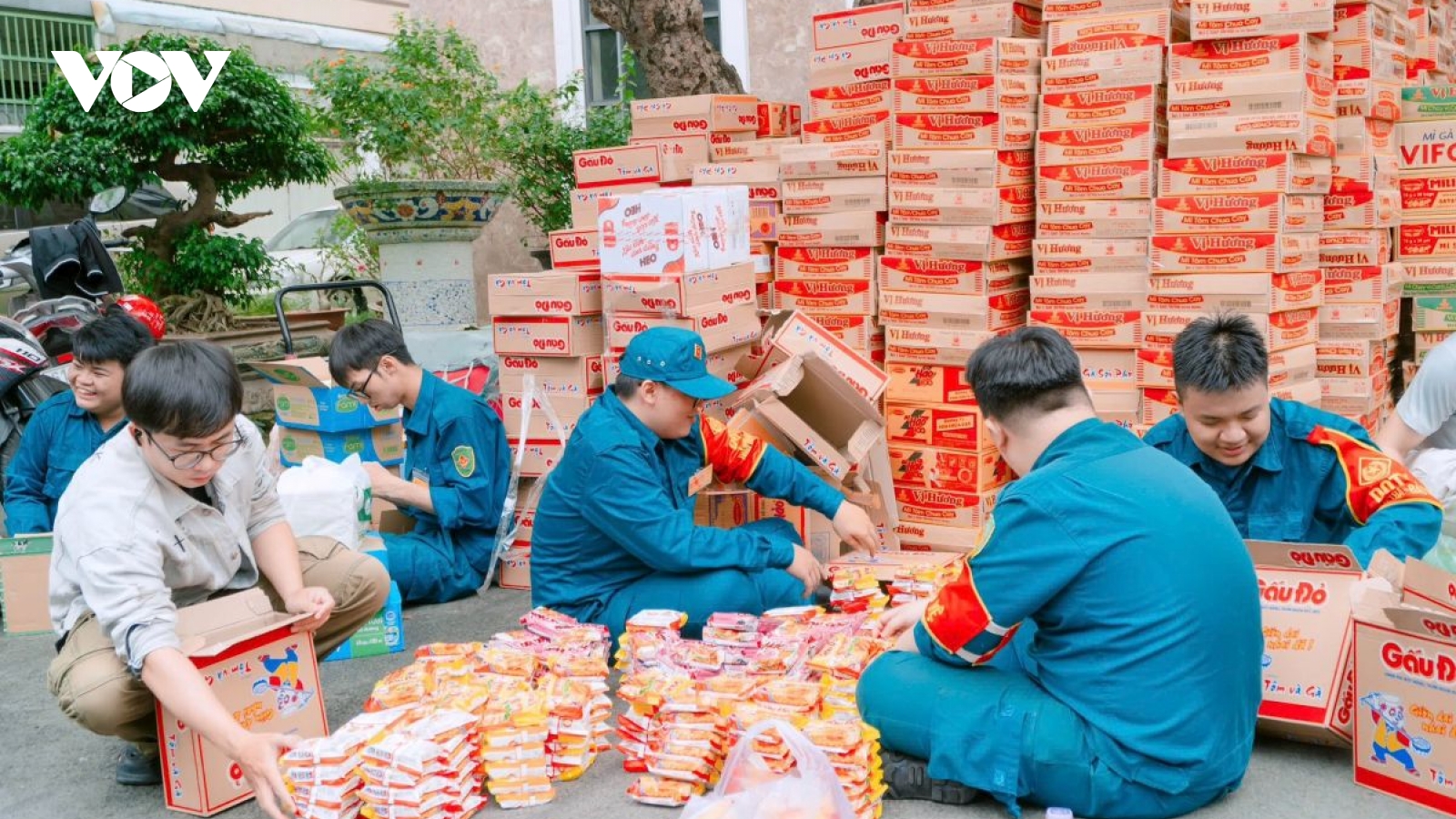 Các địa phương huy động tổng lực hỗ trợ bà con vùng mưa lũ