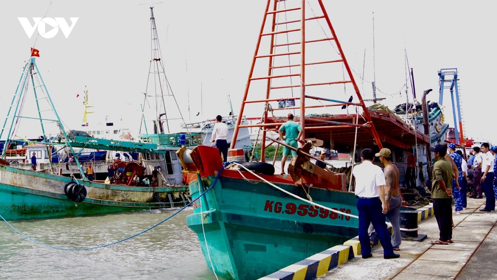 Áp giải hai tàu cá vi phạm IUU về bờ để tiếp tục điều tra